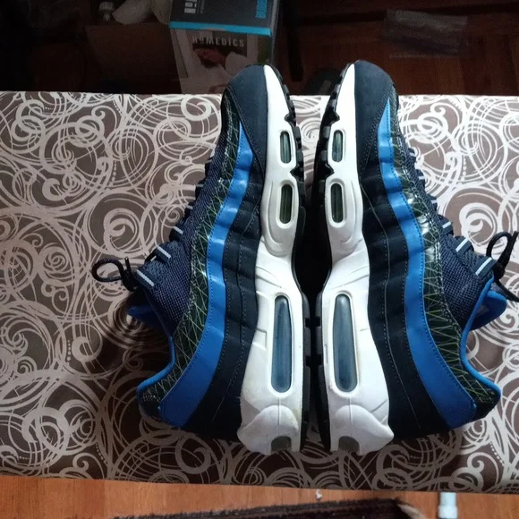 I'm selling my airmax 95 good condition used - Picture 4 of 11